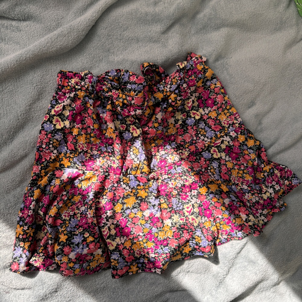 Women floral mini skirt with shorts underneath. Small